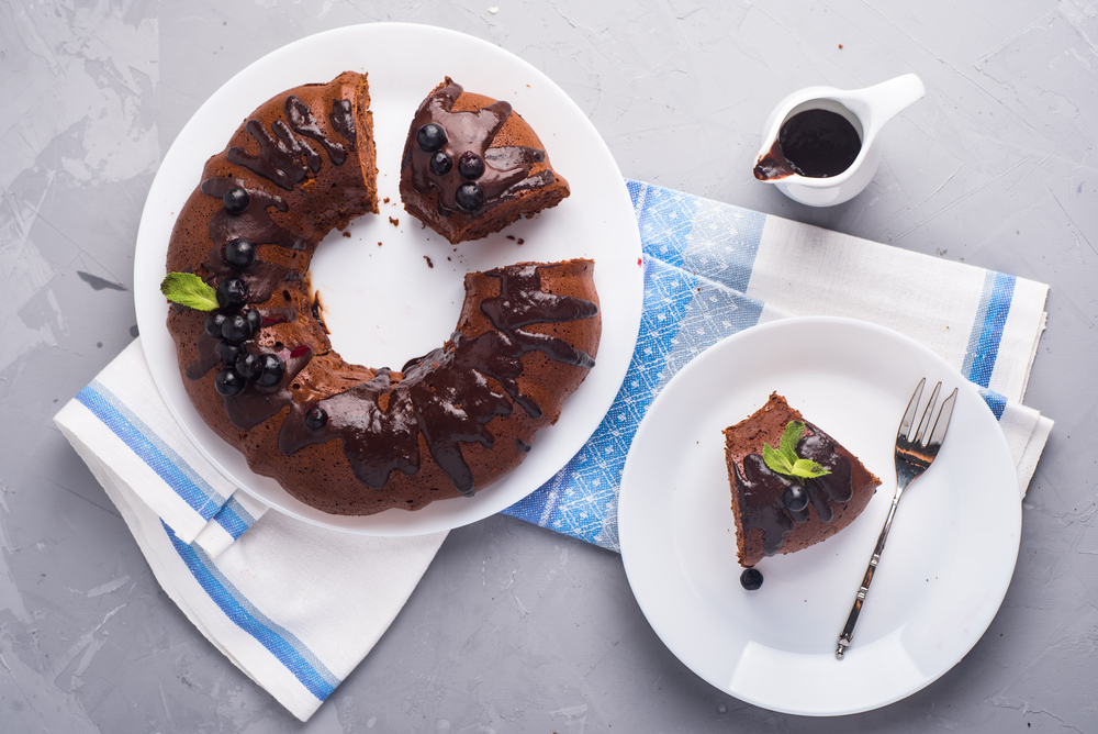 Bolo de chocolate com cobertura sem leite e glúten